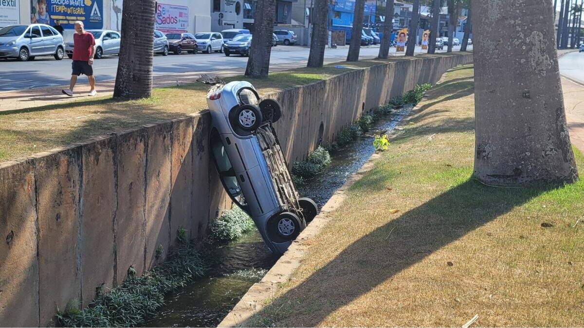 Mulher fica ferida após cair com carro em córrego da Avenida Brasil, em Americana