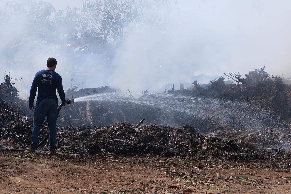 Incêndio atinge ecoponto na região da Praia Azul, em Americana