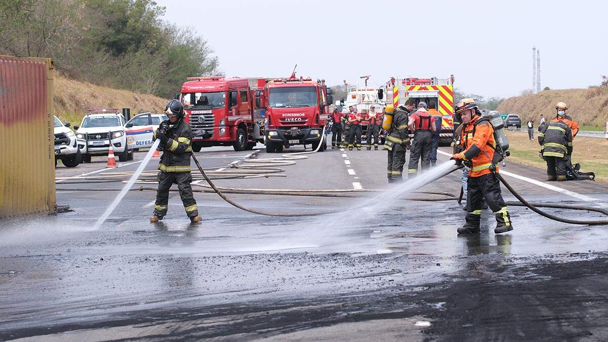 Rodovia dos Bandeirantes é fechada no trecho de Santa Bárbara após carreta com material corrosivo pegar fogo