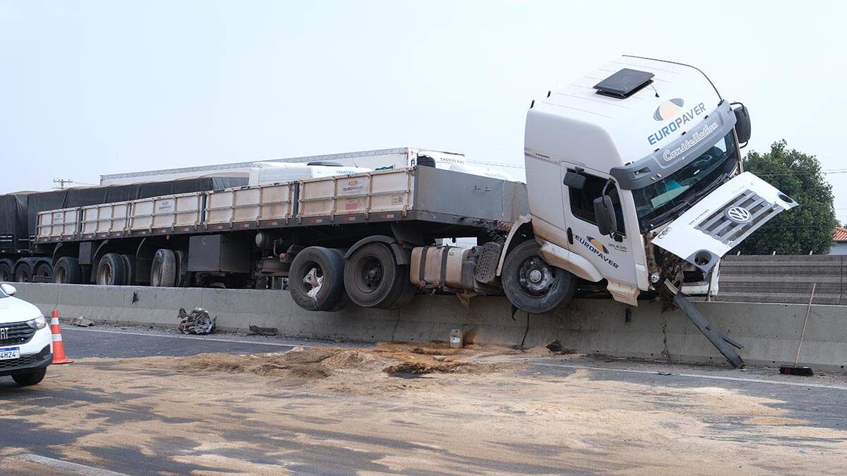 Caminhão sobe em barreira de concreto e derrama combustível após acidente na Anhanguera, em Americana