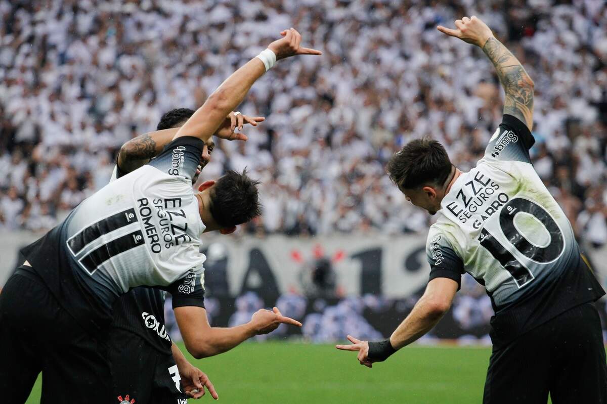 Romero brilha, Corinthians faz 3 a 0 no Atlético-GO e Memphis Depay faz estreia discreta