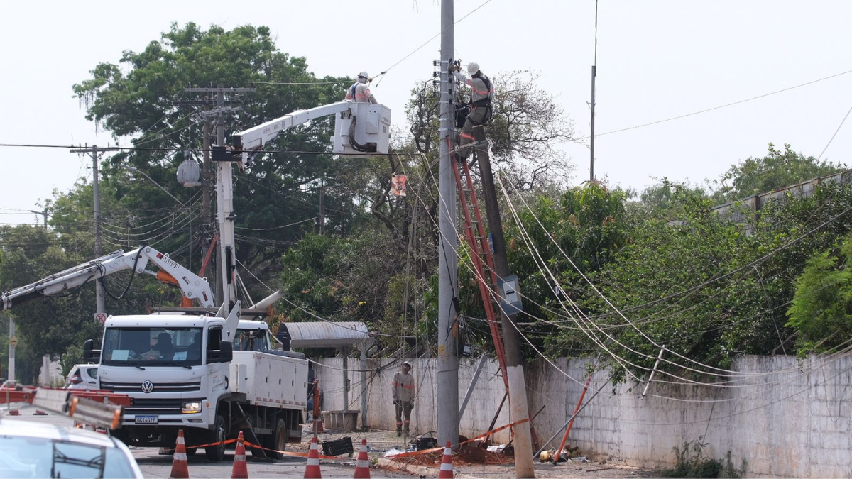 Parte da Rua das Seriemas, em Americana, fica sem energia após veículo de recapeamento bater em poste