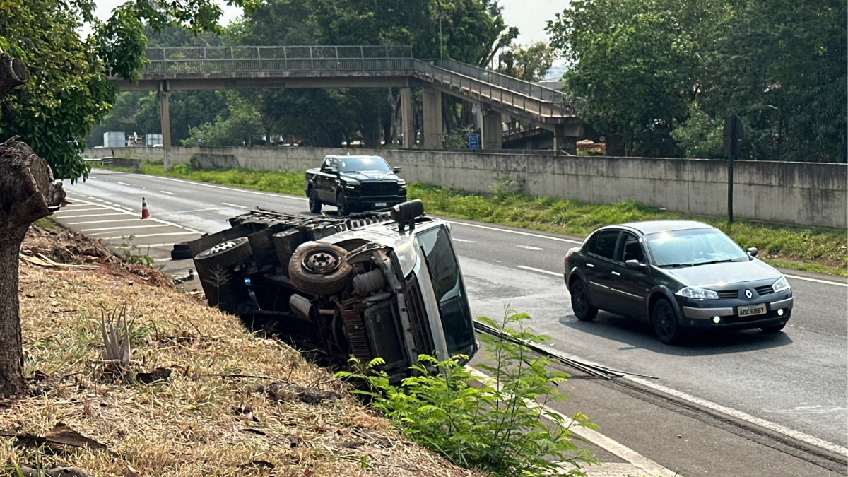 Caminhão perde o controle e tomba na SP-304, em Santa Bárbara d'Oeste