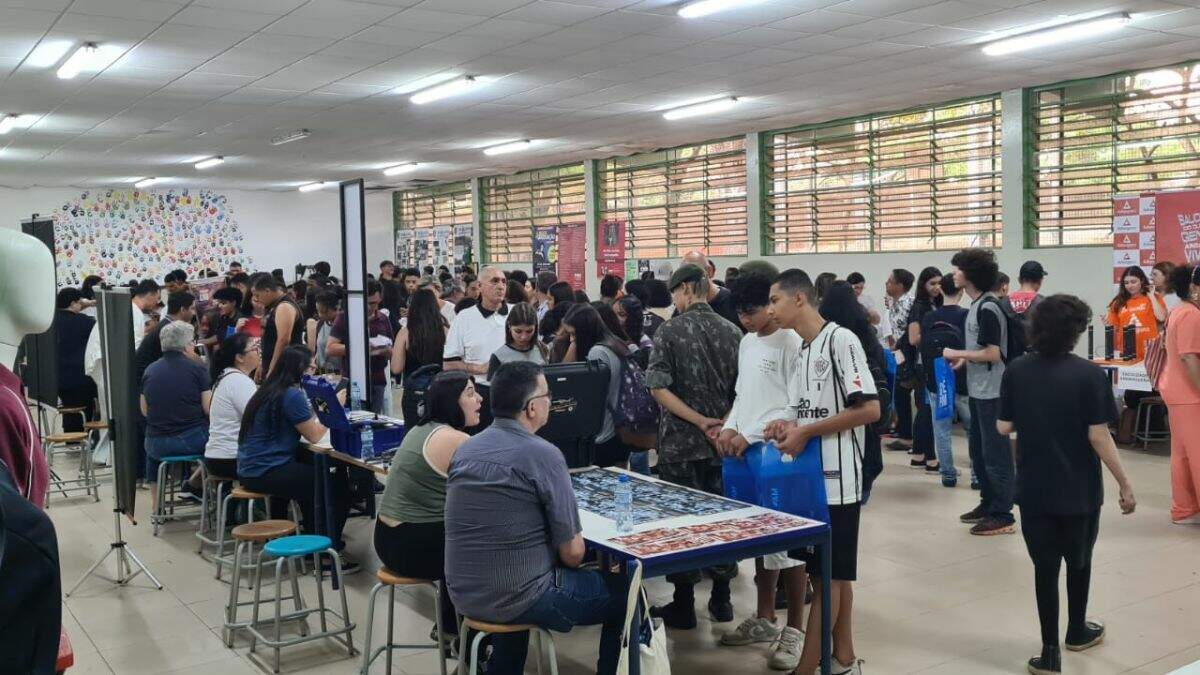 Feira de Profissões reúne 18 palestras na escola Silvino José de Oliveira, em Americana