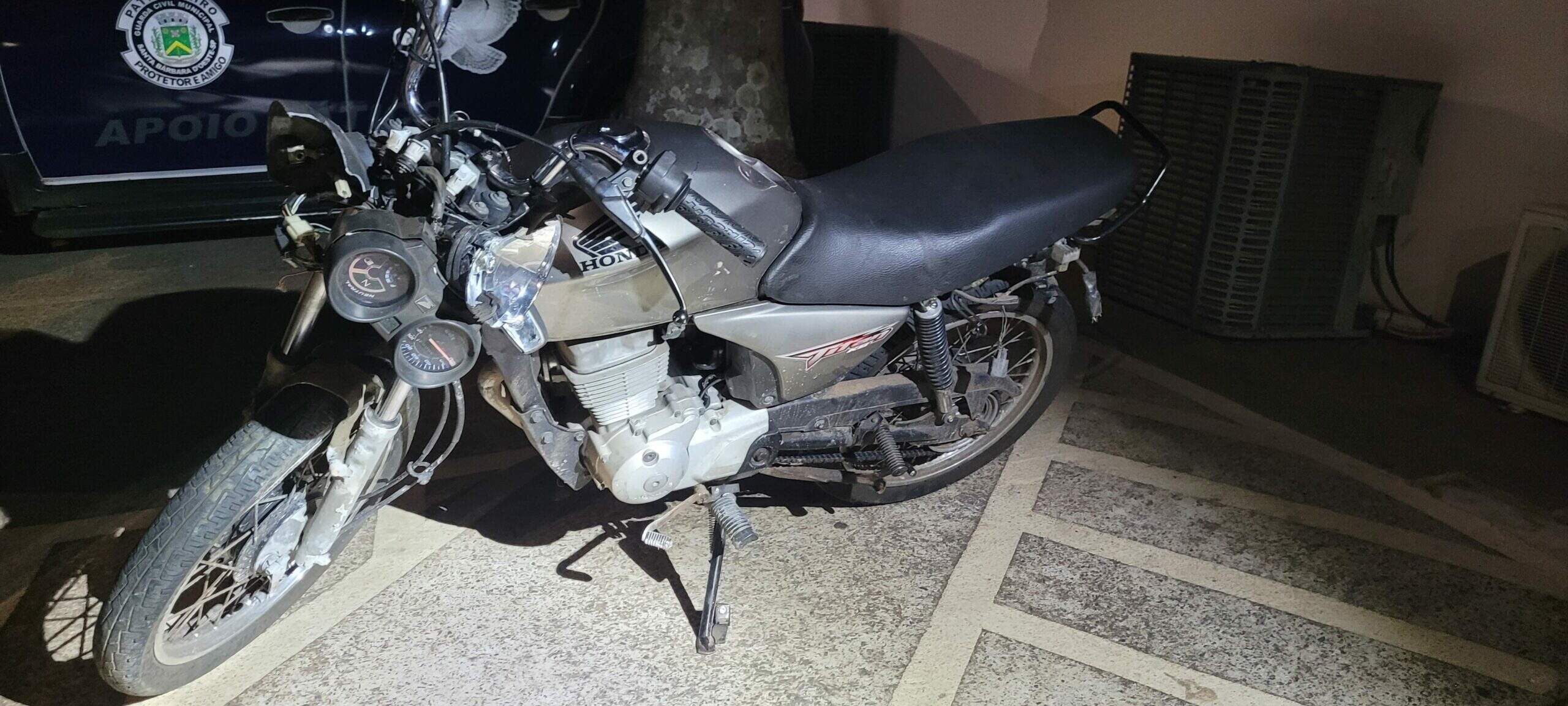 Adolescentes ficam feridos após baterem com moto furtada em tentativa de fuga da GCM