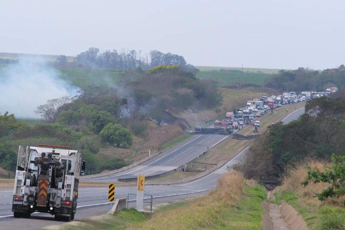 Rodovia dos Bandeirantes é fechada no trecho de Santa Bárbara após carreta com material corrosivo pegar fogo