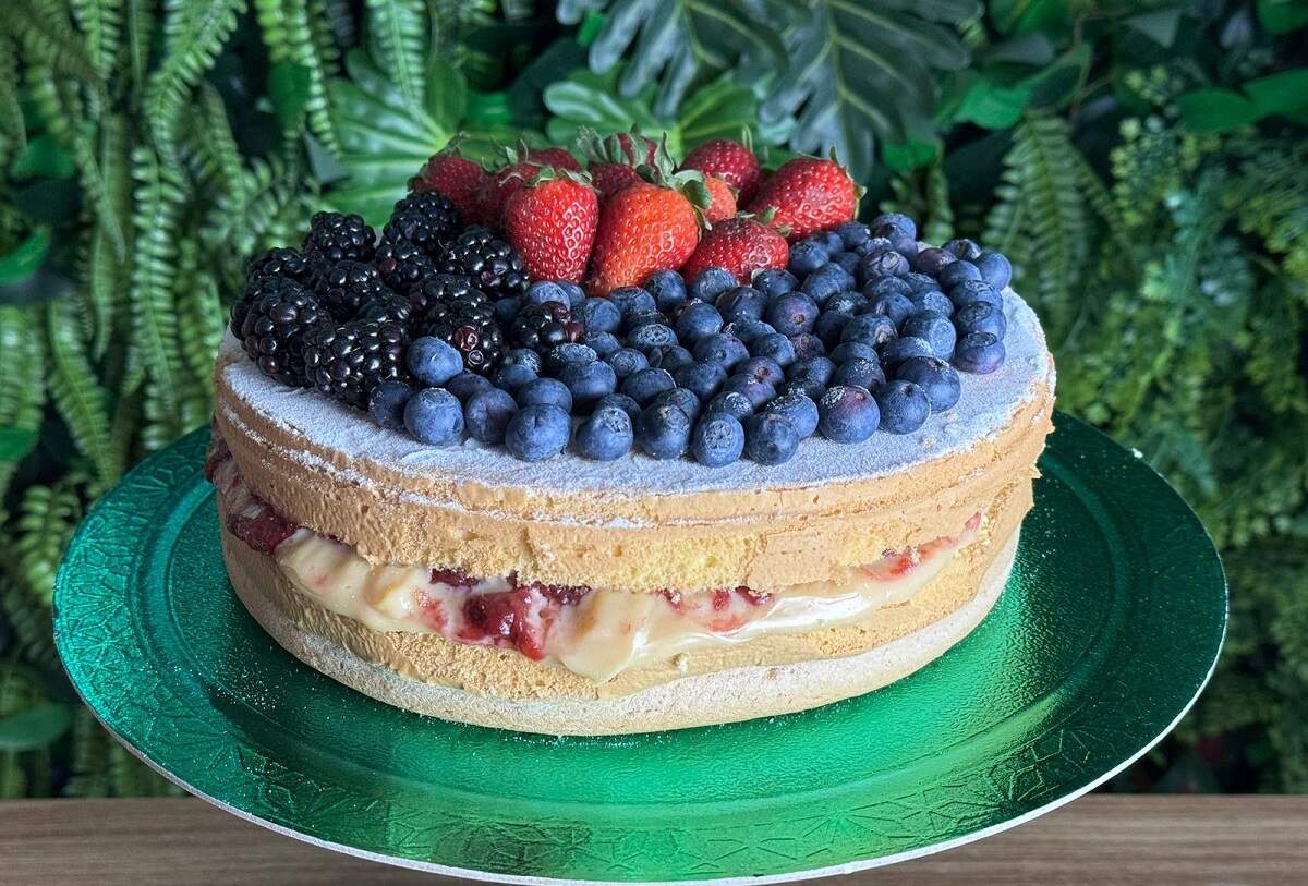 Receita sem glúten: bolo de brigadeiro branco e frutas vermelhas