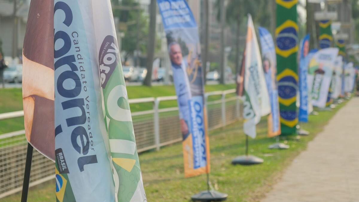 Wind banners substituem cabos eleitorais e enchem ruas da região