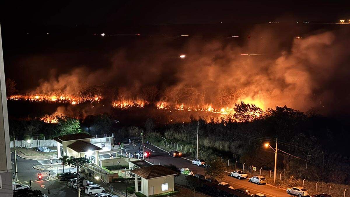 Incêndio de grandes proporções atinge área verde no Jardim Firenze, em Santa Bárbara