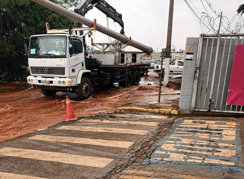 Rompimento de subadutora afeta abastecimento no Pós-Anhanguera, em Americana