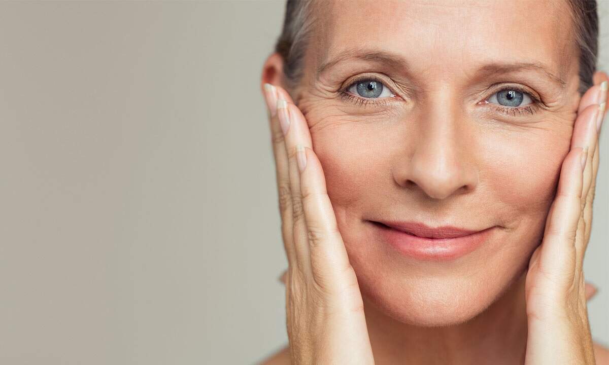 Como se preparar para as mudanças na pele, unha e cabelo durante a menopausa