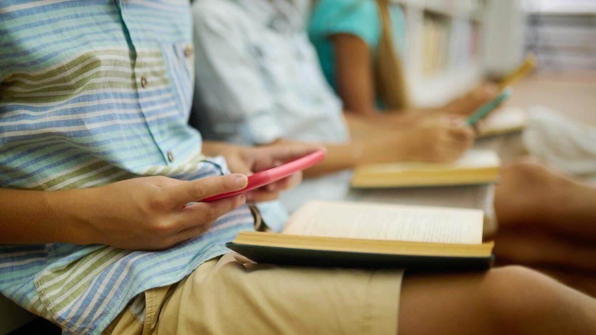 Ministério da Educação vai propor lei para proibir uso de celulares em salas de aula