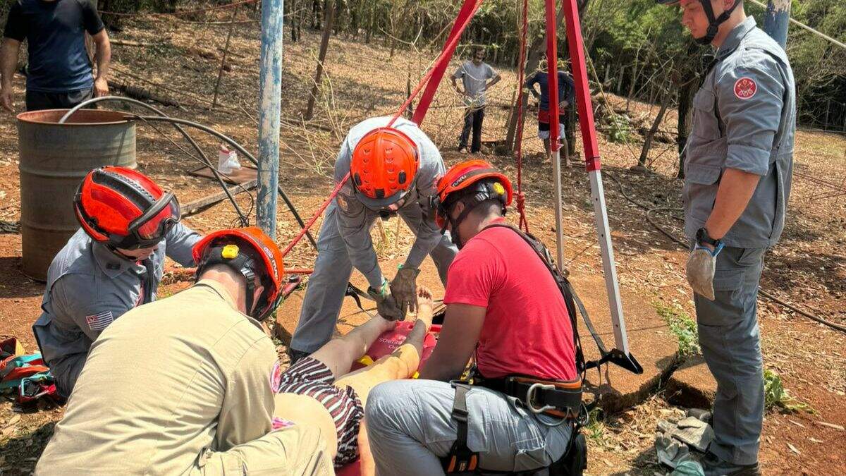 Idosa é resgatada pelo Corpo de Bombeiros após cair em poço em Nova Odessa