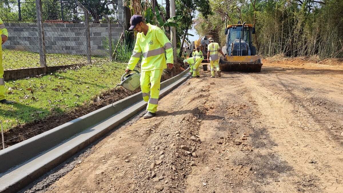 Ruas do Bosque dos Ipês e Residencial Tancredi recebem guias e sarjetas para pavimentação