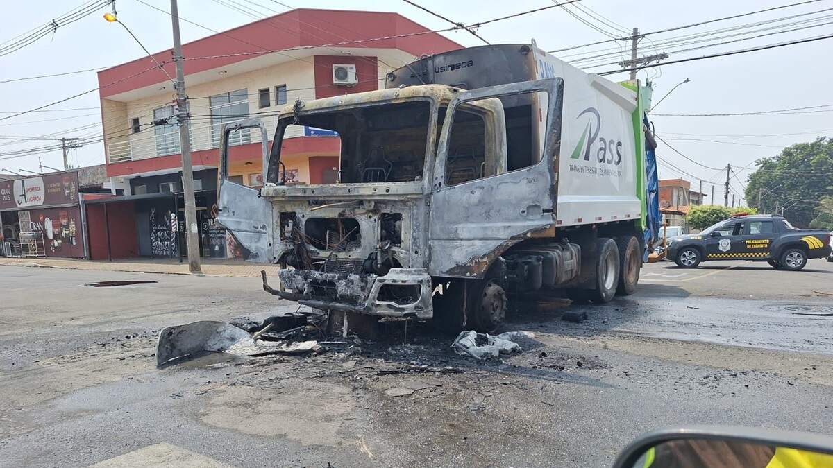 Caminhão de lixo pega fogo no Jardim Alvorada em Nova Odessa