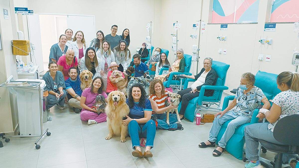 Projeto Patas Solidárias leva cães-terapeutas para visitar pacientes da Unacon