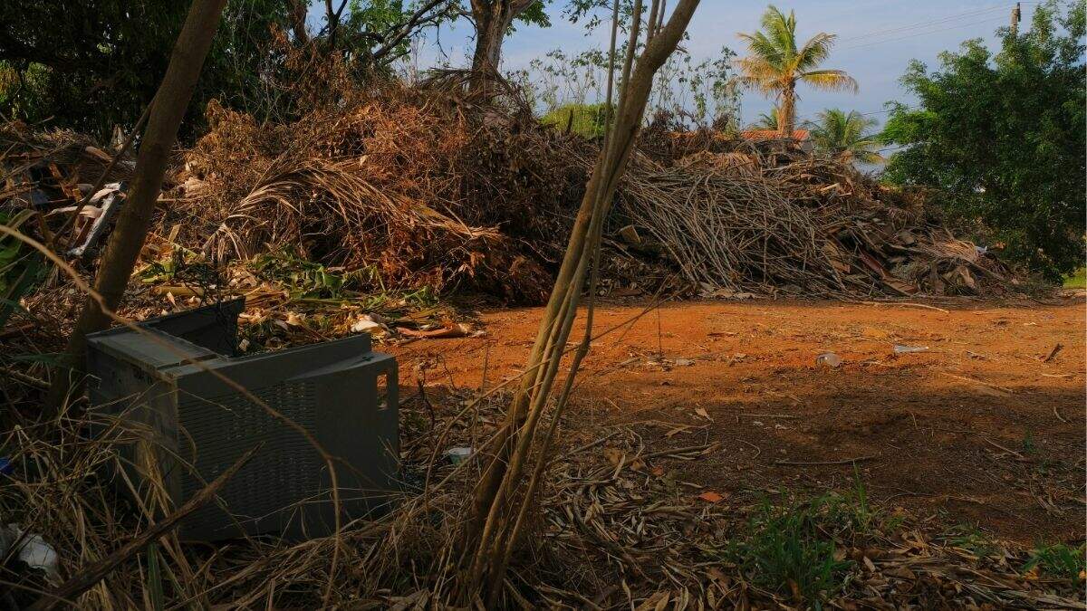 Área pública vira ponto de descarte de entulho em Americana