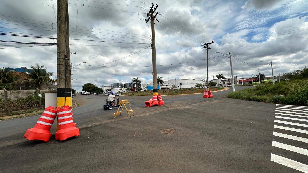 Rua no Jardim Mirandola, em Americana, tem três postes no meio do asfalto