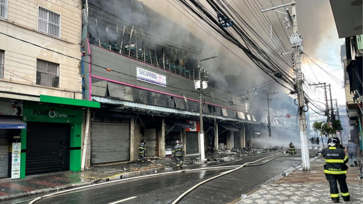 Após mais de cinco horas, incêndio no Shopping 25 é controlado pelos bombeiros