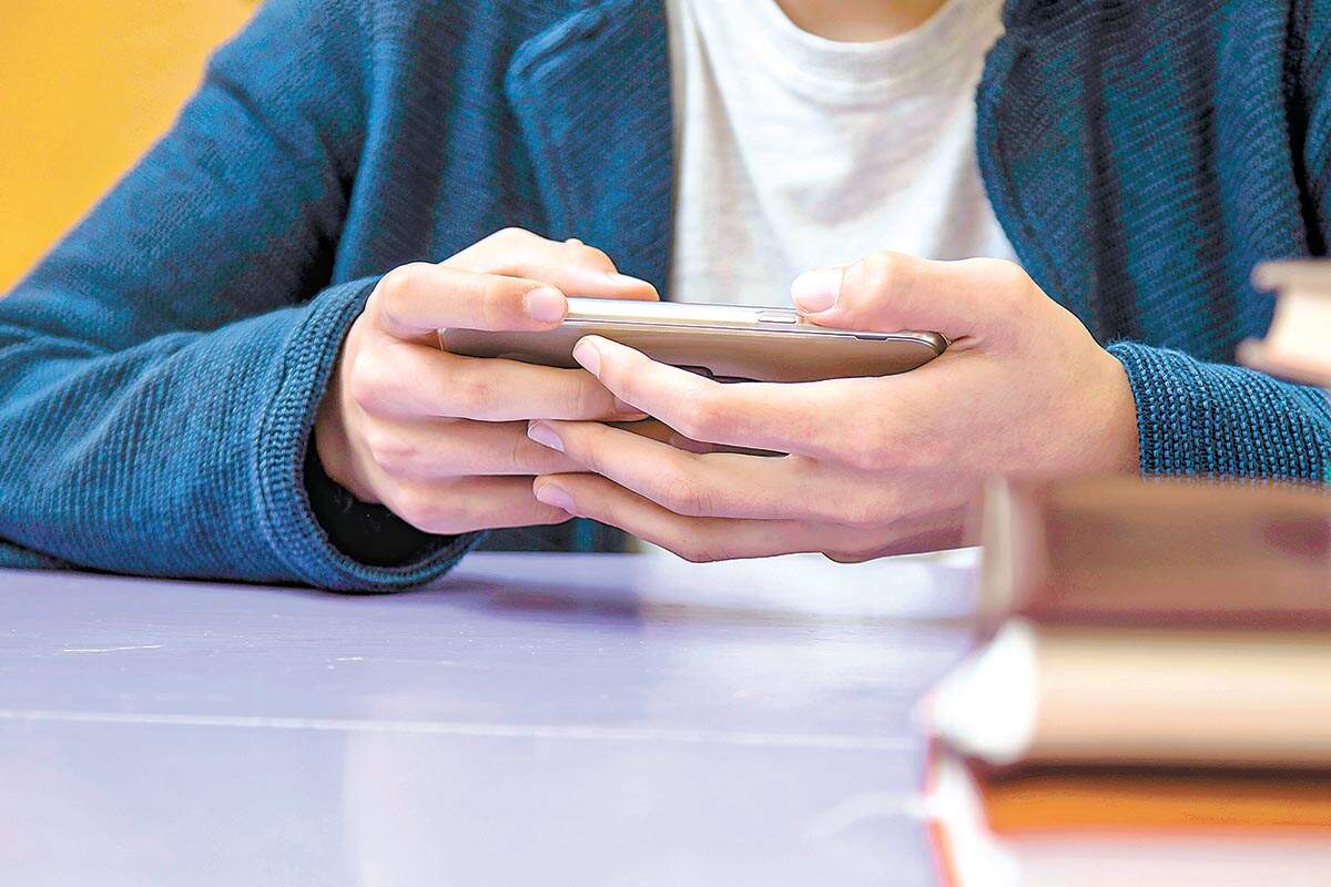 Celular em sala de aula: aliado ou vilão do ensino?