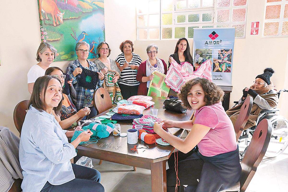 Projeto une crocheteiras e distribui mantas em Nova Odessa