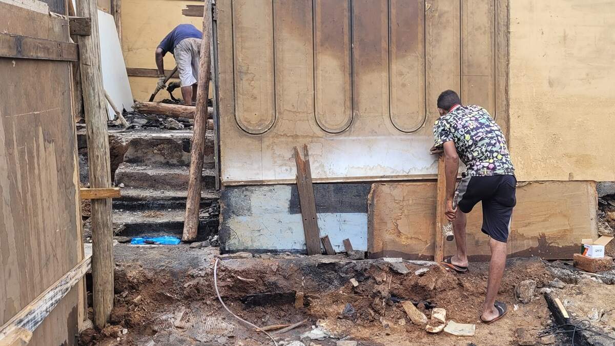 Moradores do Zincão se unem para reerguer barracos destruídos por incêndio, em Americana